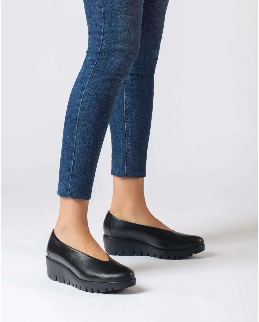 C33100 Black Leather Platform